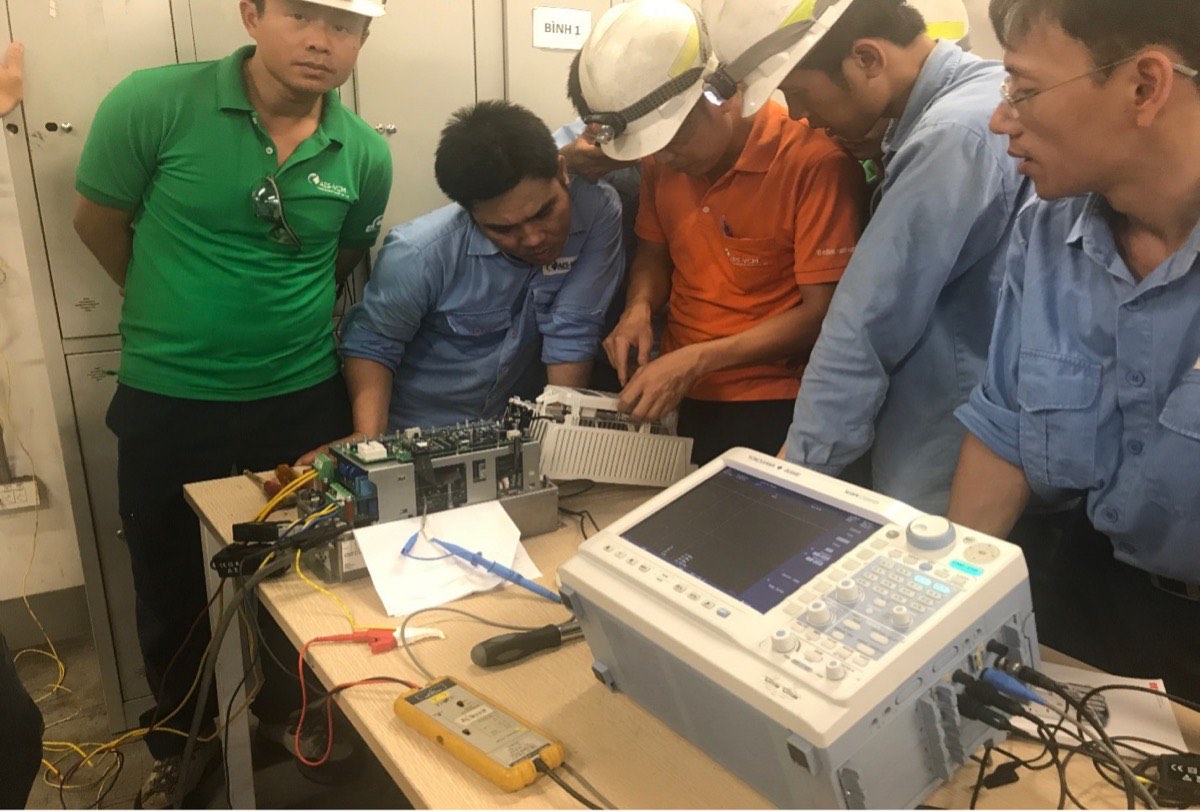 Engineers at a BOT power plant measuring a drive power module with a waveform recorder, 2018
