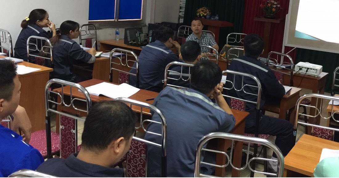 Dr.-Ing. Do Manh Cuong teaching power electronics and drives to plant engineers at a coal-fired power plant, 2019