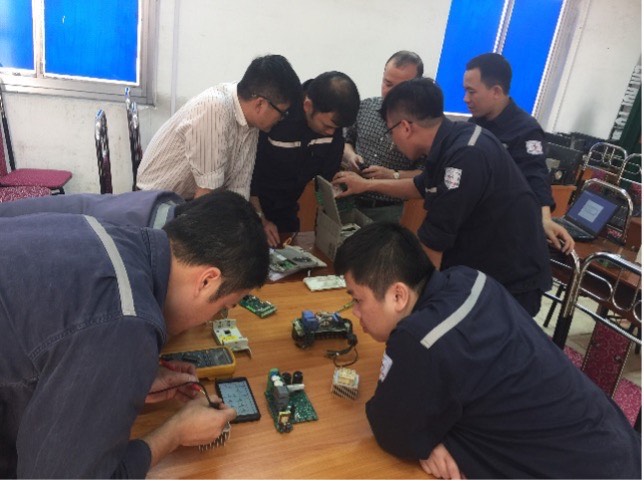 Plant engineers in a hands-on drive troubleshooting session